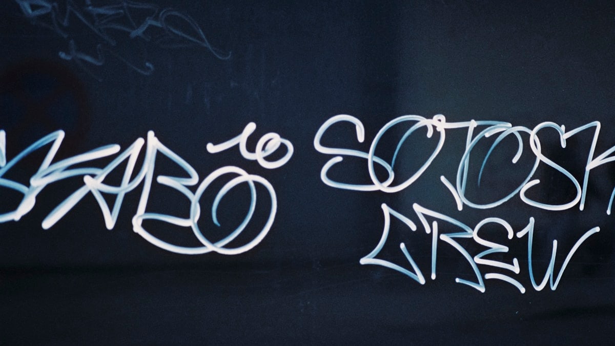 Graffiti Tag. Leica M6 (1987), Summarit-M 2.5 75mm (2007). Hi-Res analog scan by www.urbanfilmlab.com – CineStill Xpro 800 Tungsten